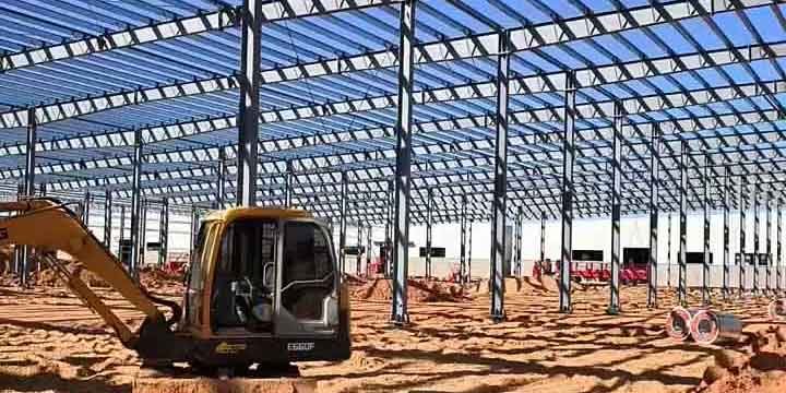 Proyecto integral de construcción de galpón industrial con estructura de acero sismorresistente. Soluciones de montaje rápido para Sudamérica