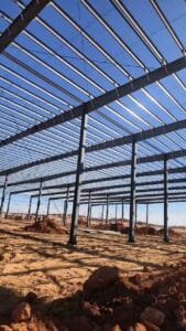 Esqueleto estructural de acero mostrando grandes luces libres sin columnas intermedias en un centro de distribución