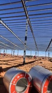 Bobinas de acero galvanizado de alta resistencia en obra para la fabricación de cubiertas de galpón metálico