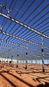 Estructura de techo con perfiles Z y C galvanizados listos para cerramiento en nave de almacenamiento