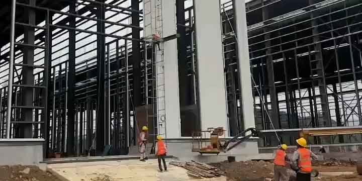 Vista panorámica de naves industriales de acero prefabricadas en construcción, suministradas directamente por fabricante en China para proyecto logístico