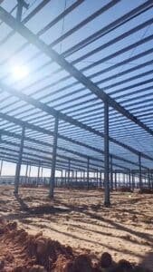 Columnas de acero de alta inercia diseñadas para resistir cargas sísmicas y de viento en un galpón industrial