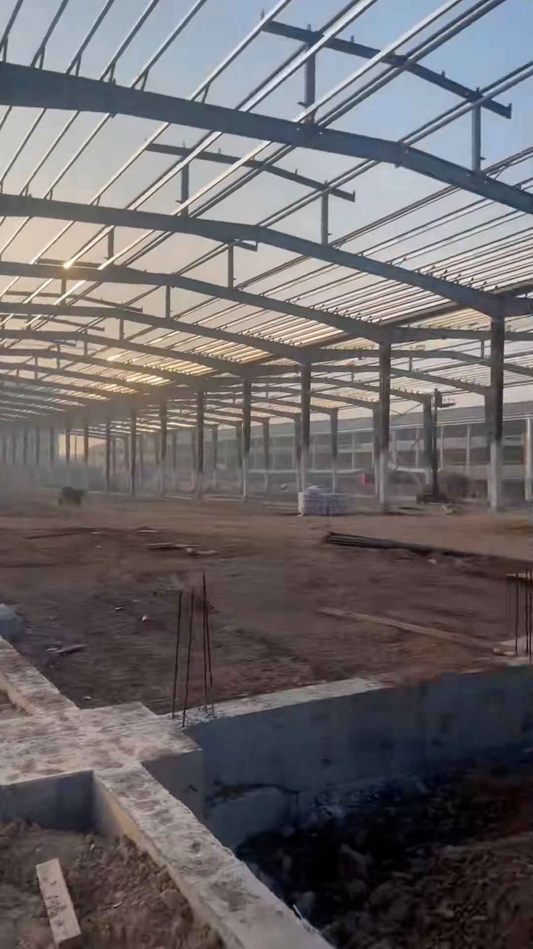 Instalación de costaneras de techo en galpón de estructura de acero