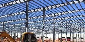 Montaje inicial de pórticos de acero con maquinaria pesada para la construcción de un galpón logístico