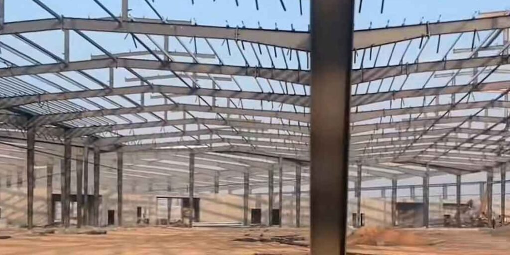 Estructura metálica prefabricada para nave industrial en proceso de montaje