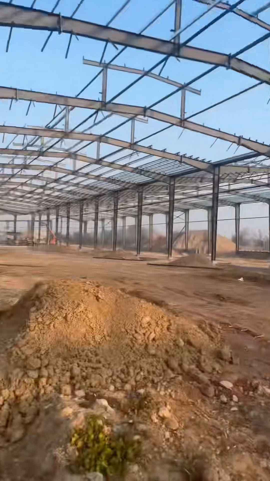 Pilares y vigas de acero estructural para construcción de galpón industrial en Chile