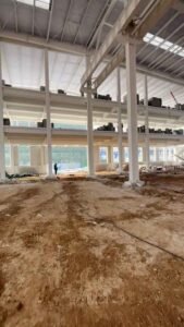 Fuertes columnas de acero con tensores de arriostramiento en X, vitales para la estabilidad de galpones importados de China.