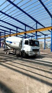 Construcción de pisos industriales de alto tráfico en bodegas sismorresistentes con sólidas columnas H.