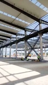 Montaje de columnas de acero estructural de alta resistencia para un centro logístico sismorresistente en Sudamérica