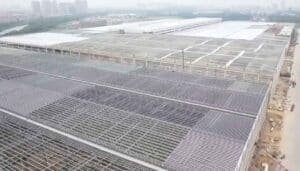 Complejo logístico terminado con múltiples galpones prefabricados de techo blanco de lámina continua