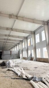 Conexión atornillada de alta resistencia entre las correas tipo Z y la columna principal de un galpón metálico prefabricado.