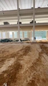 Detalle de ingeniería de las conexiones atornilladas de alta resistencia que facilitan el armado de los galpones importados de China.