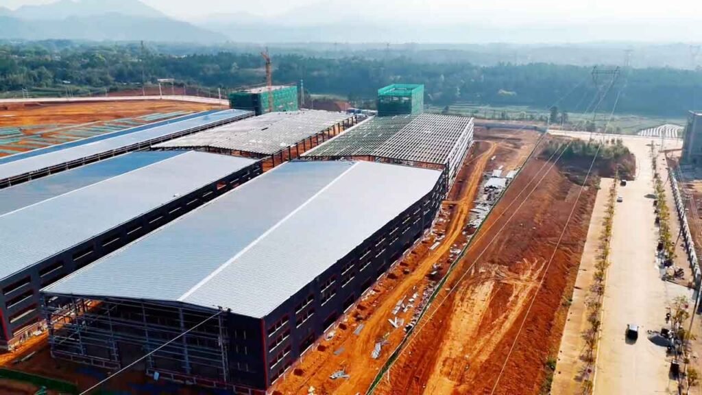 Detalle de las placas de conexión pre-perforadas que permiten un ensamblaje 100% atornillado en estructuras para bodegas