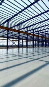 Reflejo en el piso industrial terminado dentro de una estructura para bodegas prefabricadas de acero