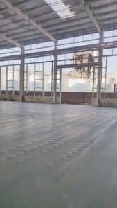 Máquina de corte por plasma CNC de alta precisión procesando placas de acero para los componentes de la estructura metálica.