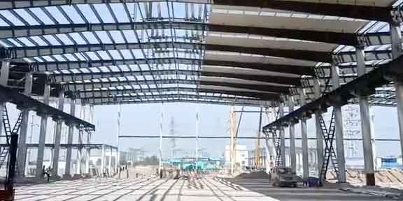 Detalle de ingeniería de las conexiones atornilladas de alta resistencia utilizadas en nuestro centro logístico sismorresistente.