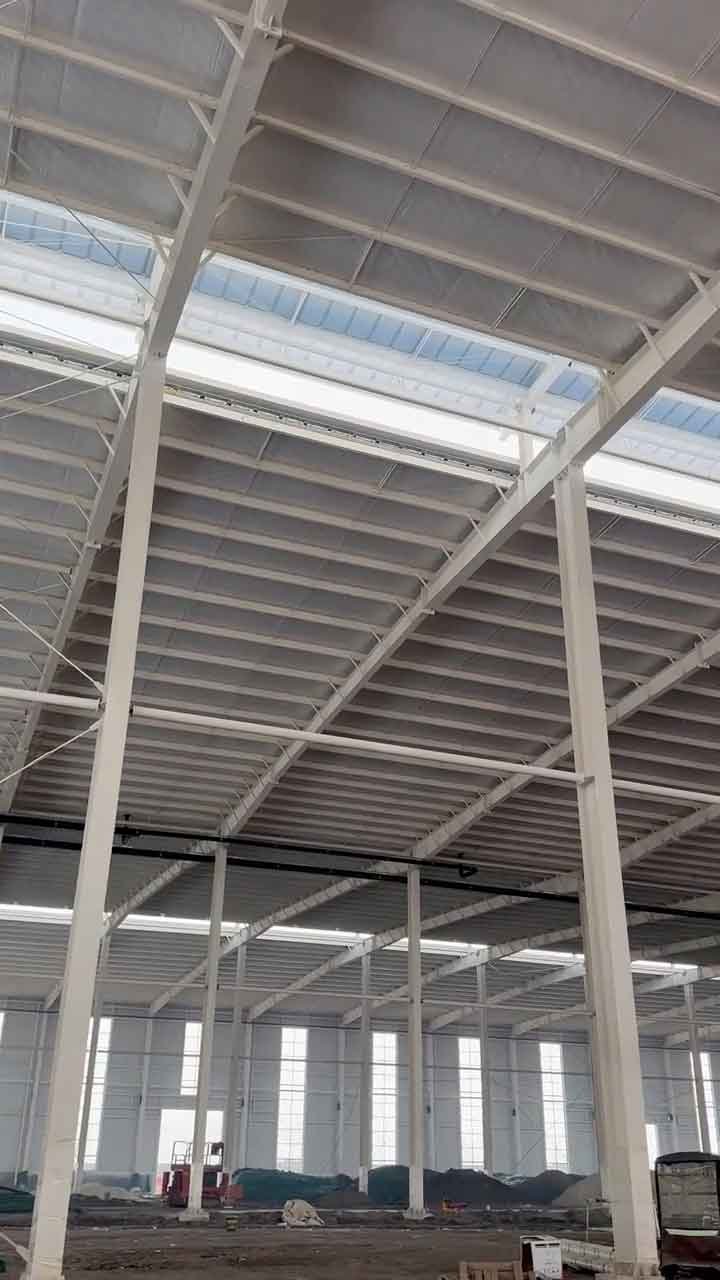 Detalles constructivos de la fabricación de galpones incluyendo correas de techo, tensores y aislante térmico.