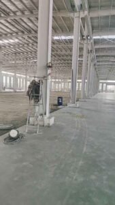 Elegante edificio comercial y de oficinas de varios pisos soportado por una robusta estructura metálica e integrando muros cortina de vidrio.