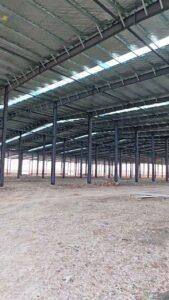 Amplio espacio interior sin columnas centrales, maximizando el área útil en galpones prefabricados chinos.