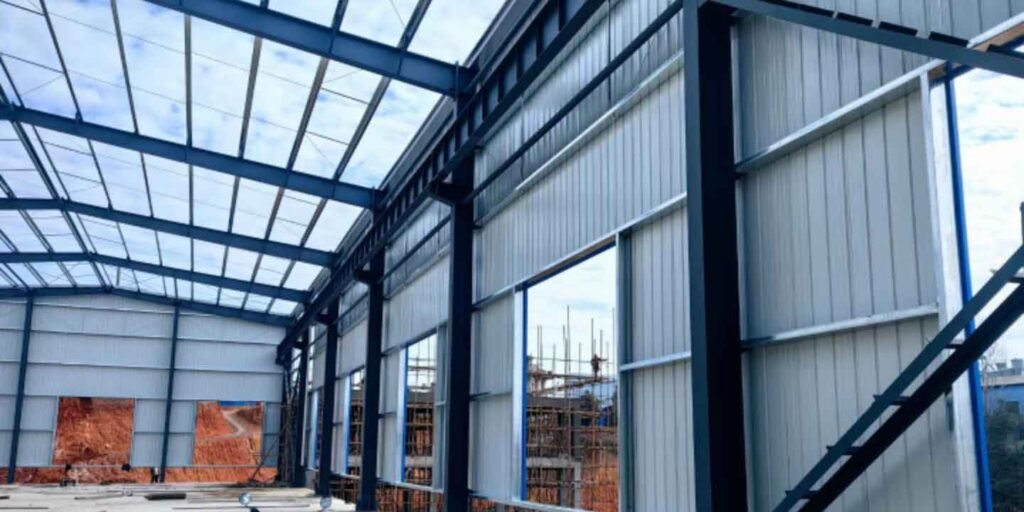Estructura principal de acero reforzada para montaje de galpones industriales de gran escala.