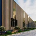 Montaje de la estructura principal de acero rojo en la construccion de galpones industriales en Latinoamérica