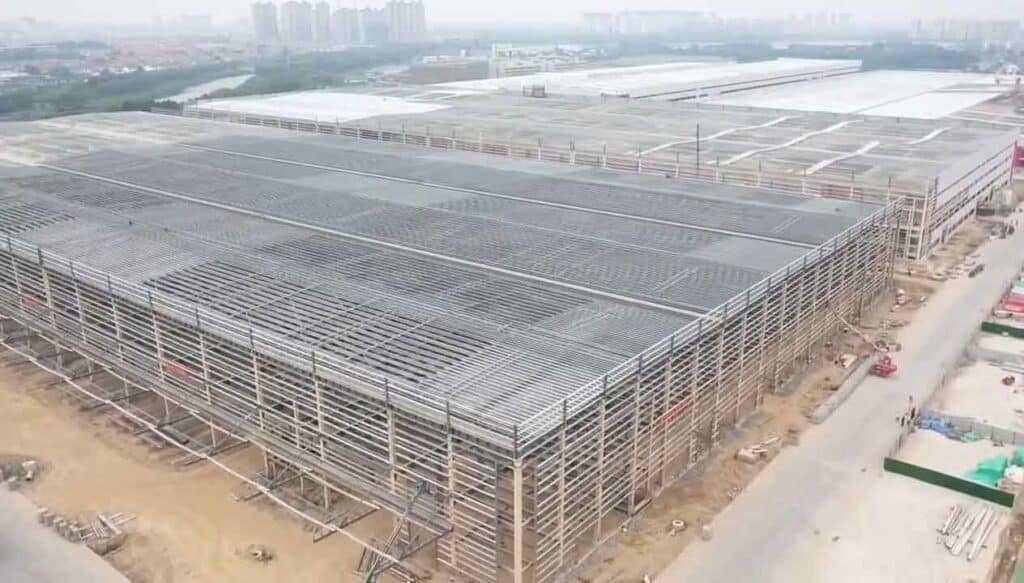 Vista aérea de la estructura de acero pesado para un galpón logístico gigante en construcción, exportado desde China