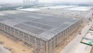 Vista aérea de la estructura de acero pesado para un galpón logístico gigante en construcción, exportado desde China
