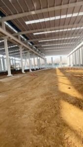 Montaje de la estructura principal de acero pesado para galpones importados de China, ideales para la industria