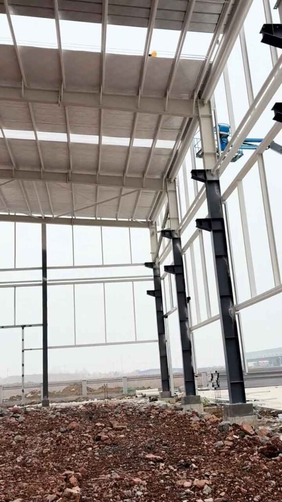 Montaje de marcos rígidos y estructura principal para bodegas de acero de gran claro en Latinoamérica.