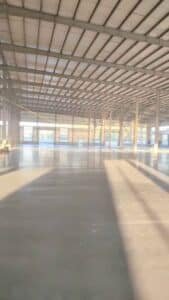 Instalación de perfiles C/Z en las paredes laterales como estructura secundaria de una bodega industrial logística.