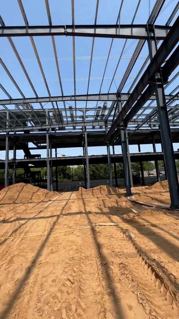 Vista interior de la estructura del techo y vigas en un galpón metálico prefabricado para Latinoamérica