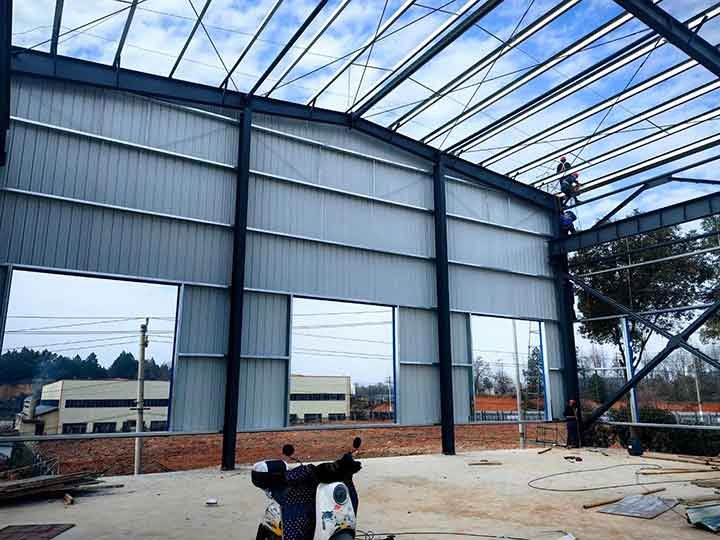 Estructura de techo y correas tipo C/Z para montaje de galpones en zonas sísmicas.