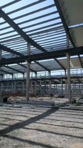 Vista exterior de un centro logístico moderno y terminado, fabricado en China y ensamblado en América Latina