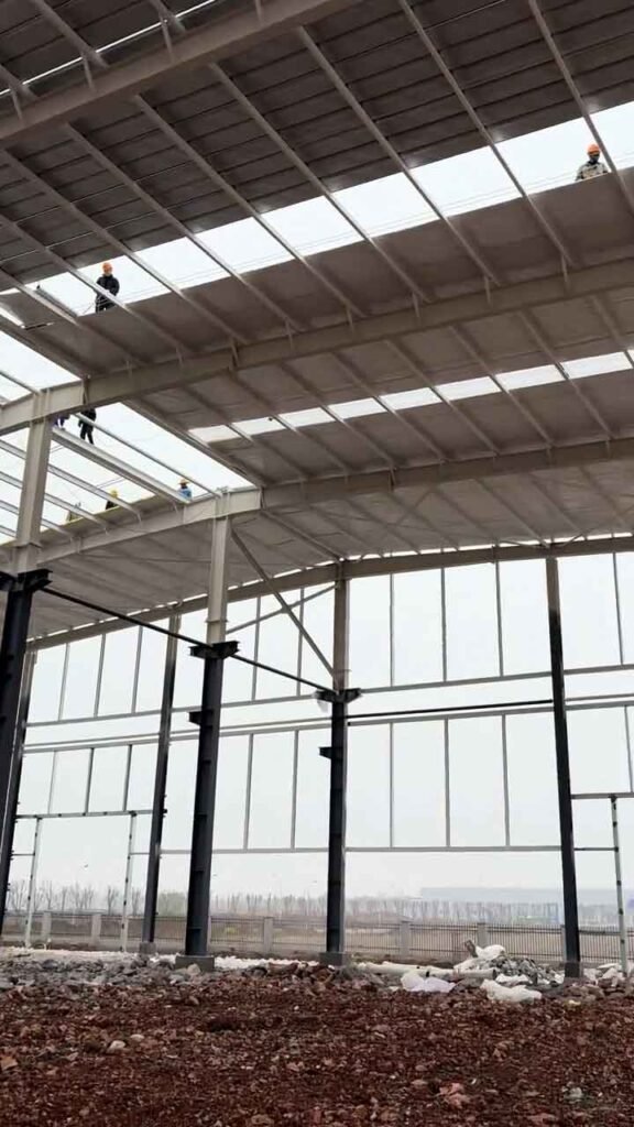 Vista exterior del proyecto finalizado de bodegas de acero con andenes de carga y cortinas enrollables.