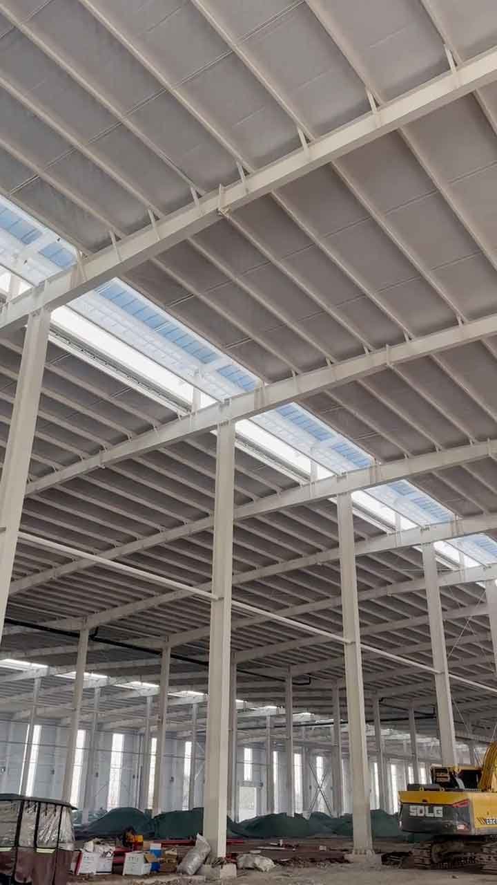 Diseño y fabricación de galpones con tragaluces para ahorro energético en naves industriales.