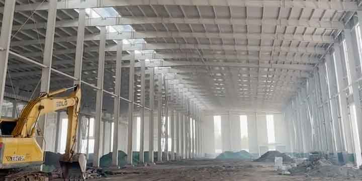 Vista de túnel de una nave industrial de gran luz resultante de la fabricación de galpones de acero con diseño optimizado para logística.