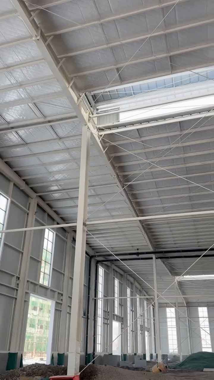 Proceso de fabricación de galpones industriales con columnas de acero de alta resistencia y montaje in situ.