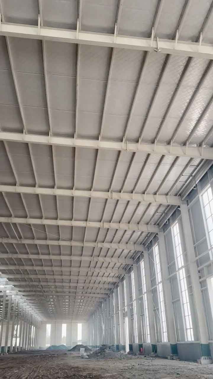 Estructura metálica terminada de galpón industrial apta para zonas de alta sismicidad en Latinoamérica.