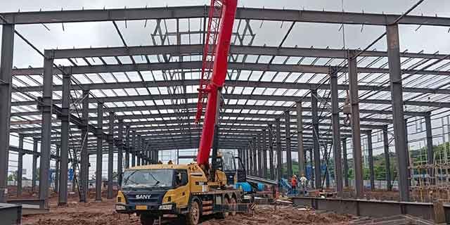 Vista exterior con puertas enrollables de un proyecto terminado de fabricacion de galpones llave en mano
