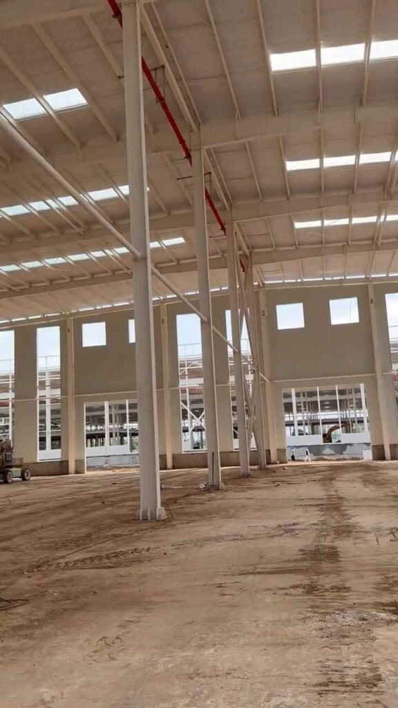 Vista exterior de la fachada terminada de galpones chinos con diseño moderno