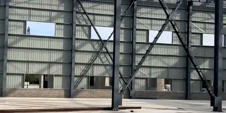assembling the framework of a heavy-duty warehouse with prefabricated structure steel