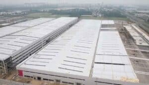 Densa retícula de vigas y correas de techo en un galpón industrial diseñado para resistir cargas extremas de viento y sismos.