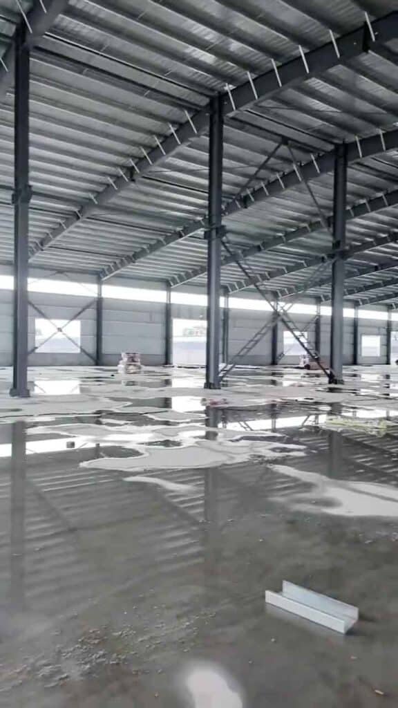 Fijación de correas galvanizadas en frío sobre el techo, material clave en la industria de estructuras metálicas importación exportación