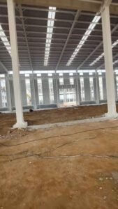 Proceso de instalación de chapas metálicas en la cubierta de amplios galpones importados de China.