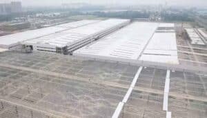 Detalle aéreo de la instalación de correas galvanizadas tipo Z y paneles de techo en un galpón metálico.