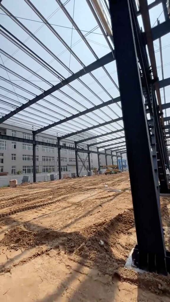 Amplio espacio interior sin columnas centrales en un moderno galpón metálico prefabricado.