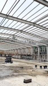 ista interior de un galpón metálico sismorresistente mostrando el diseño de gran luz sin columnas centrales, optimizando el espacio.