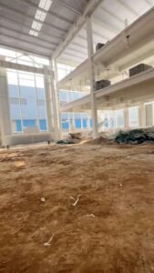 Amplio volumen interior sin columnas centrales, optimizando la logística en los galpones importados de China.