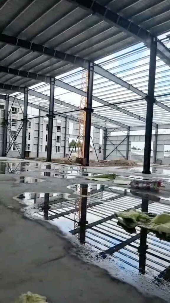 Vista de un amplio espacio interior libre de columnas tras el montaje de estructuras metálicas importación exportación