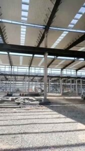 Vista interior amplia y sin columnas de un centro logístico, optimizada para la instalación de racks y movimiento de grúas horquilla.